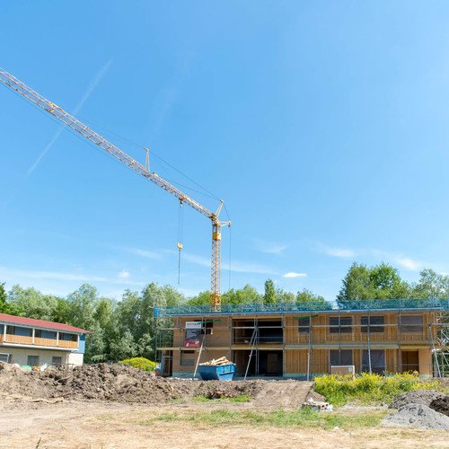 Halle mit Wohnung